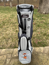 Load image into Gallery viewer, Titleist Players 5 Stand Bag Swinging Pete
