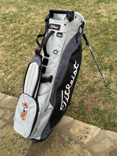 Load image into Gallery viewer, Titleist Players 5 Stand Bag Swinging Pete
